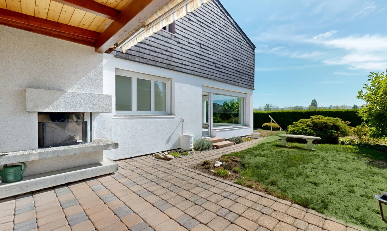 terrasse mit kamin, rasen, from property, terrasse, und day time