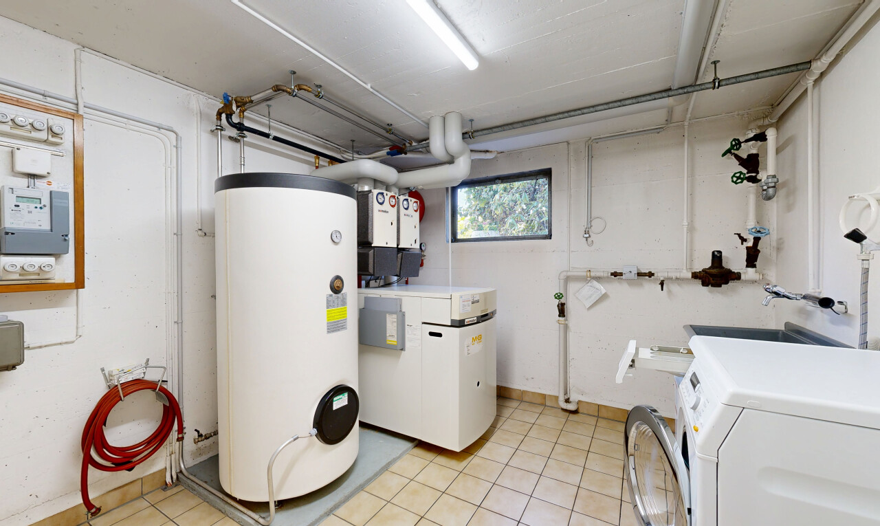 wäschekammer mit wasserkocher, natürliches licht, light floor, tile floor, und keller