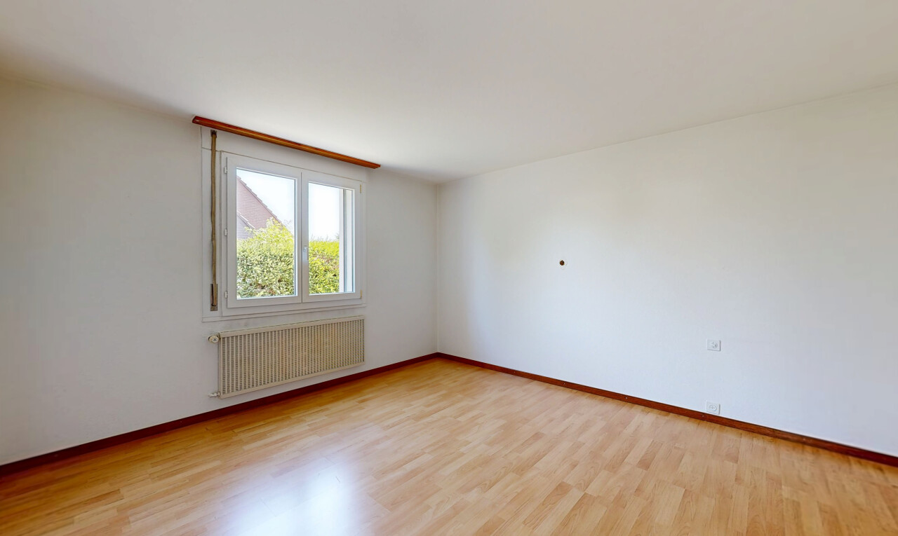 leerer raum mit kühler, drywall, gipskartonwand, wood finish floor, und holzfußboden