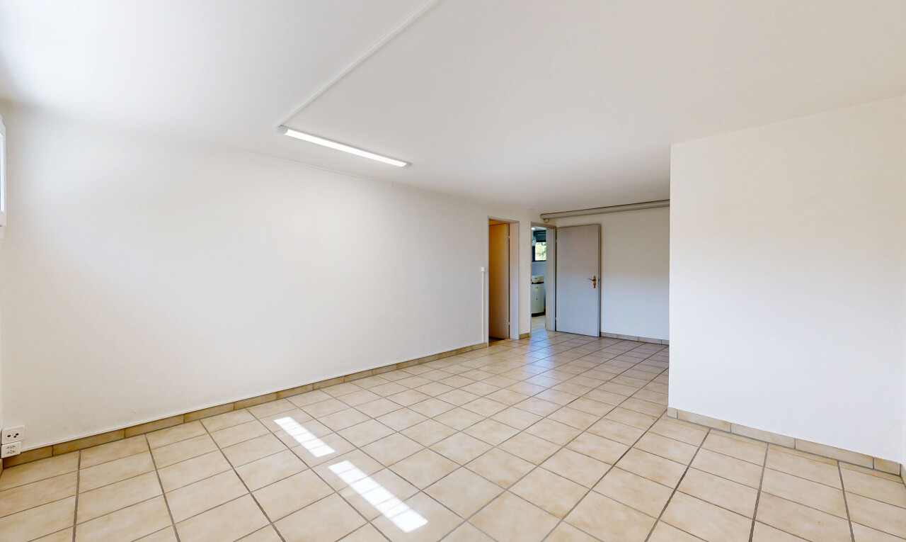 leerer raum mit light floor, drywall, gipskartonwand, tile floor, und fliesenboden