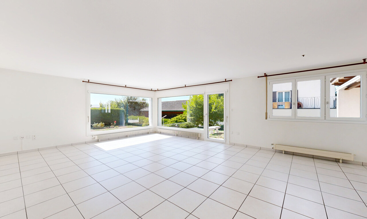 leerer raum mit light floor, gipskartonwand, drywall, natürliches licht, und fliesenboden