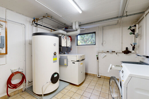 wäschekammer mit wasserkocher, natürliches licht, light floor, tile floor, und keller