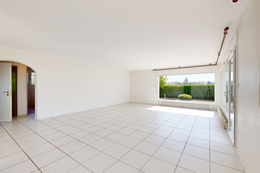 leerer raum mit light floor, gewölbte gehwege, drywall, gipskartonwand, und tile floor