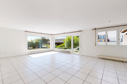 leerer raum mit light floor, gipskartonwand, drywall, natürliches licht, und fliesenboden