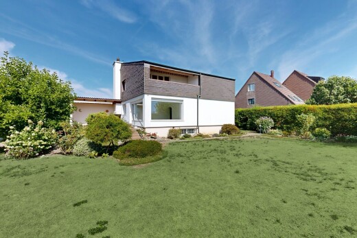 außenansicht mit property visible, rasen, schornstein, und day time