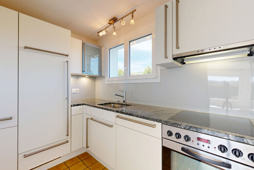 küche mit ofen, white cabinets, weiße schränke, deckenbeleuchtung, und dark countertops