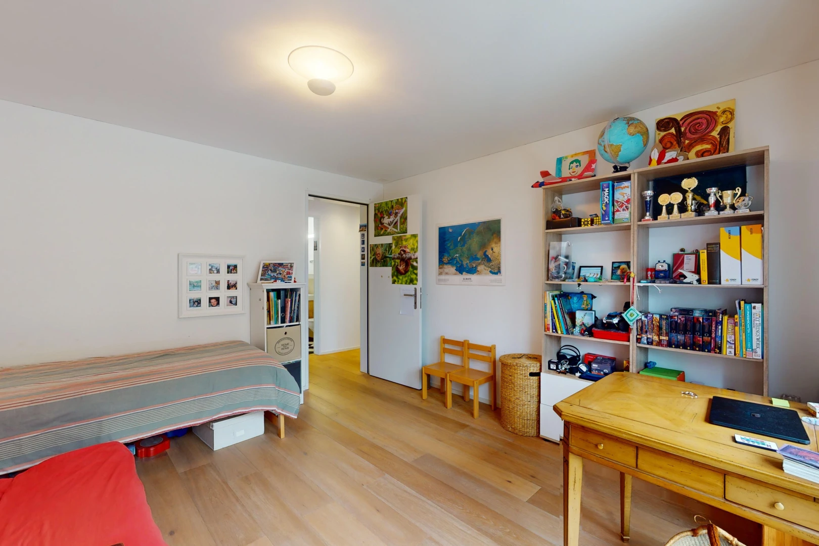 zimmer / schlafzimmer mit wood finish floor, holzfußboden, inside property, drywall, und gipskartonwand