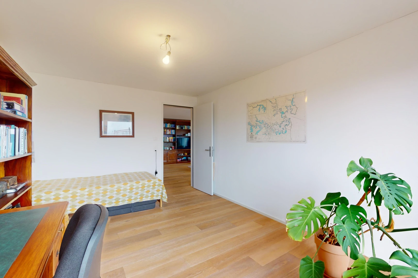 zimmer / schlafzimmer mit bürobereich, holzfußboden, wood finish floor, gipskartonwand, und drywall