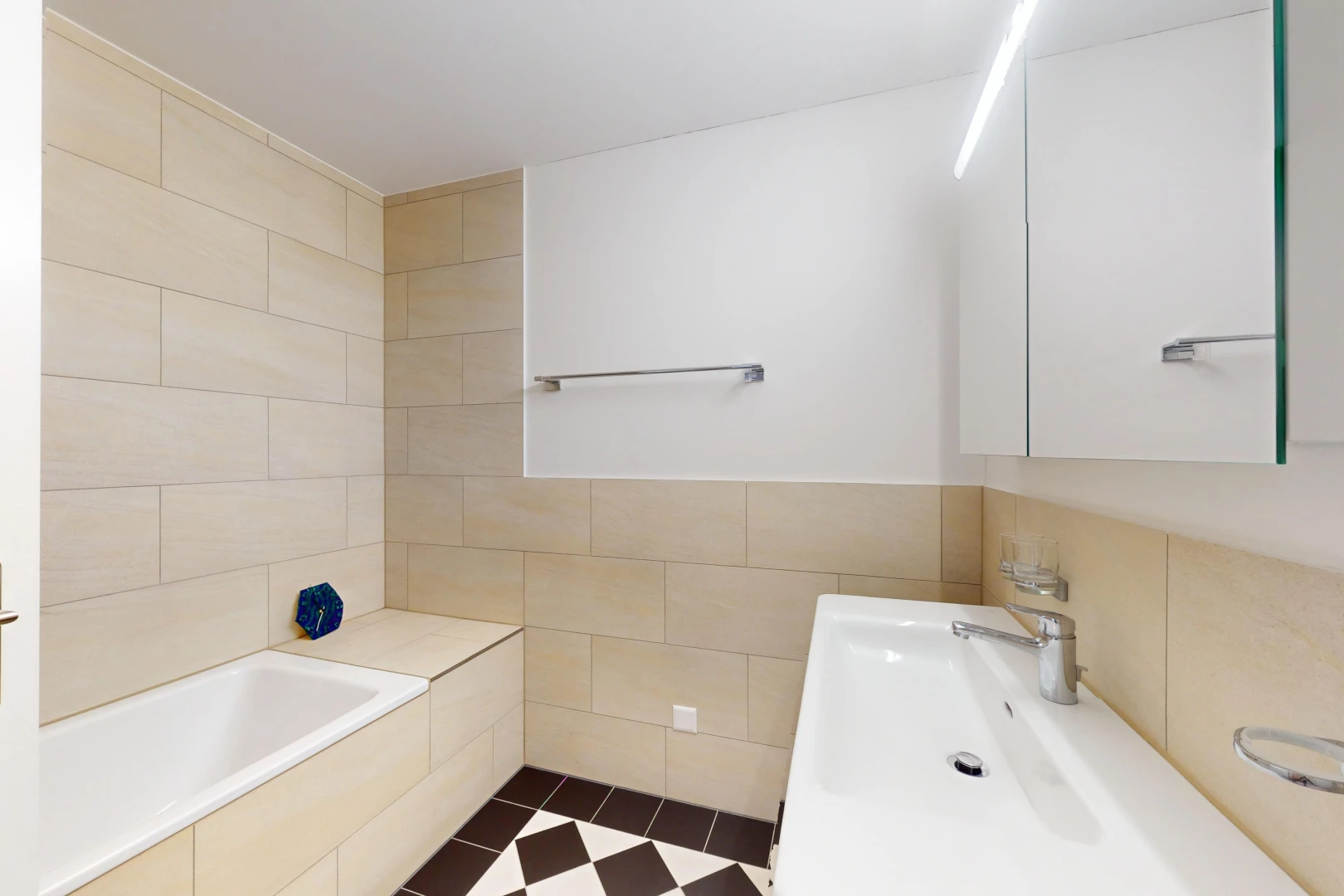 bad mit spiegel, bad, inside property, tile wall, und fliesenwand