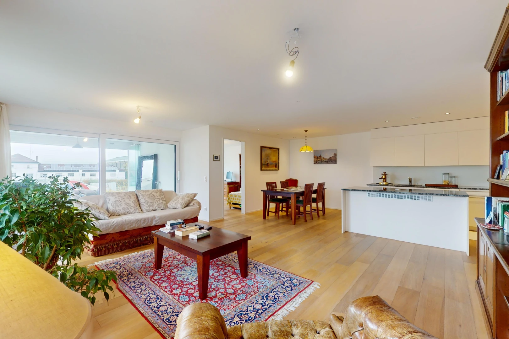 wohn- / esszimmer mit holzfußboden, wood finish floor, light floor, inside property, und natürliches licht