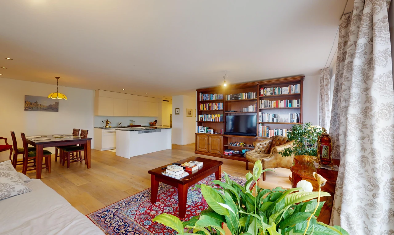 wohn- / esszimmer mit wood finish floor, holzfußboden, inside property, light floor, und drywall