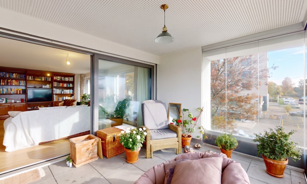 wohnzimmer mit inside property, natural light, natürliches licht, drywall, und gipskartonwand