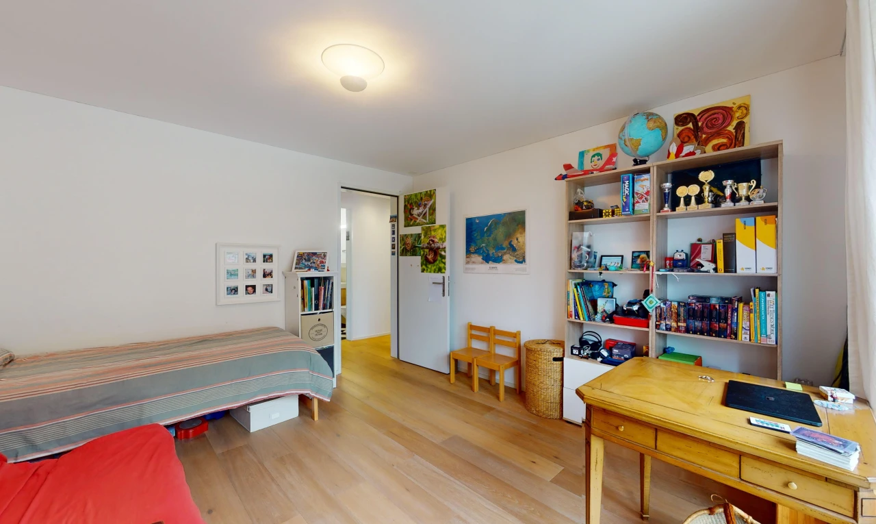 zimmer / schlafzimmer mit wood finish floor, holzfußboden, inside property, drywall, und gipskartonwand