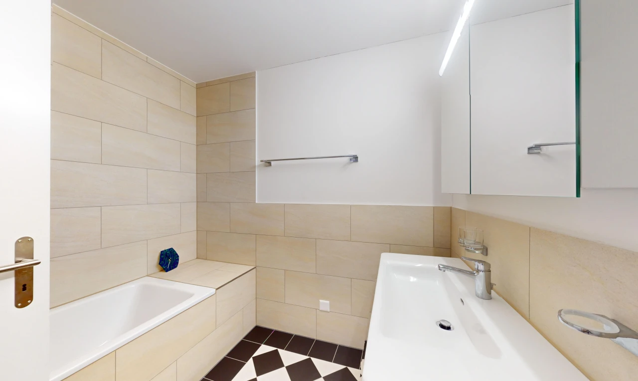 bad mit spiegel, bad, inside property, tile wall, und fliesenwand