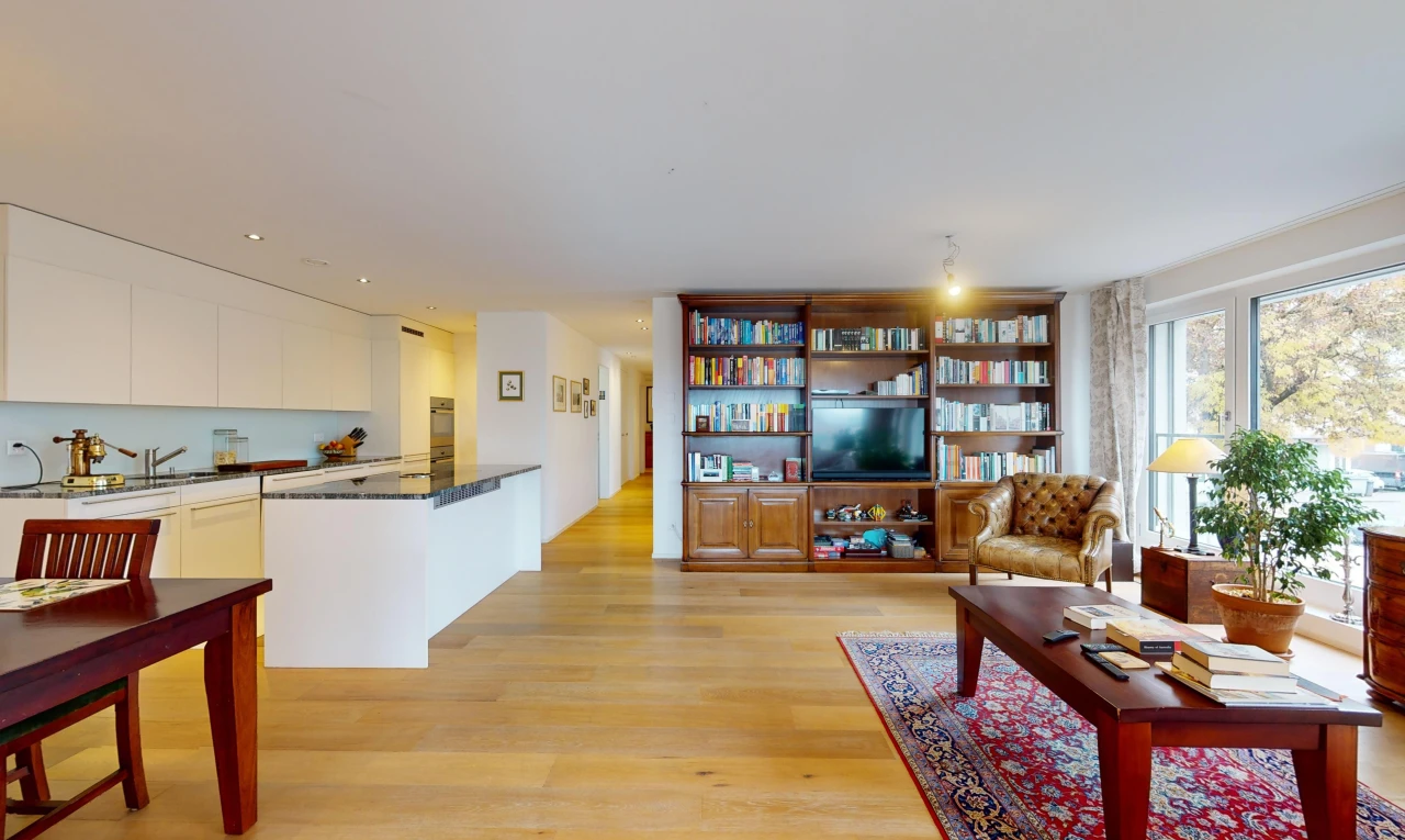 wohnzimmer mit inside property, wood finish floor, holzfußboden, light floor, und fernseher