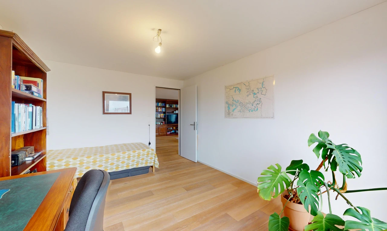 zimmer / schlafzimmer mit bürobereich, holzfußboden, wood finish floor, gipskartonwand, und drywall
