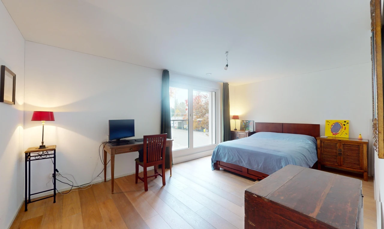 zimmer / schlafzimmer mit natürliches licht, natural light, gipskartonwand, drywall, und holzfußboden