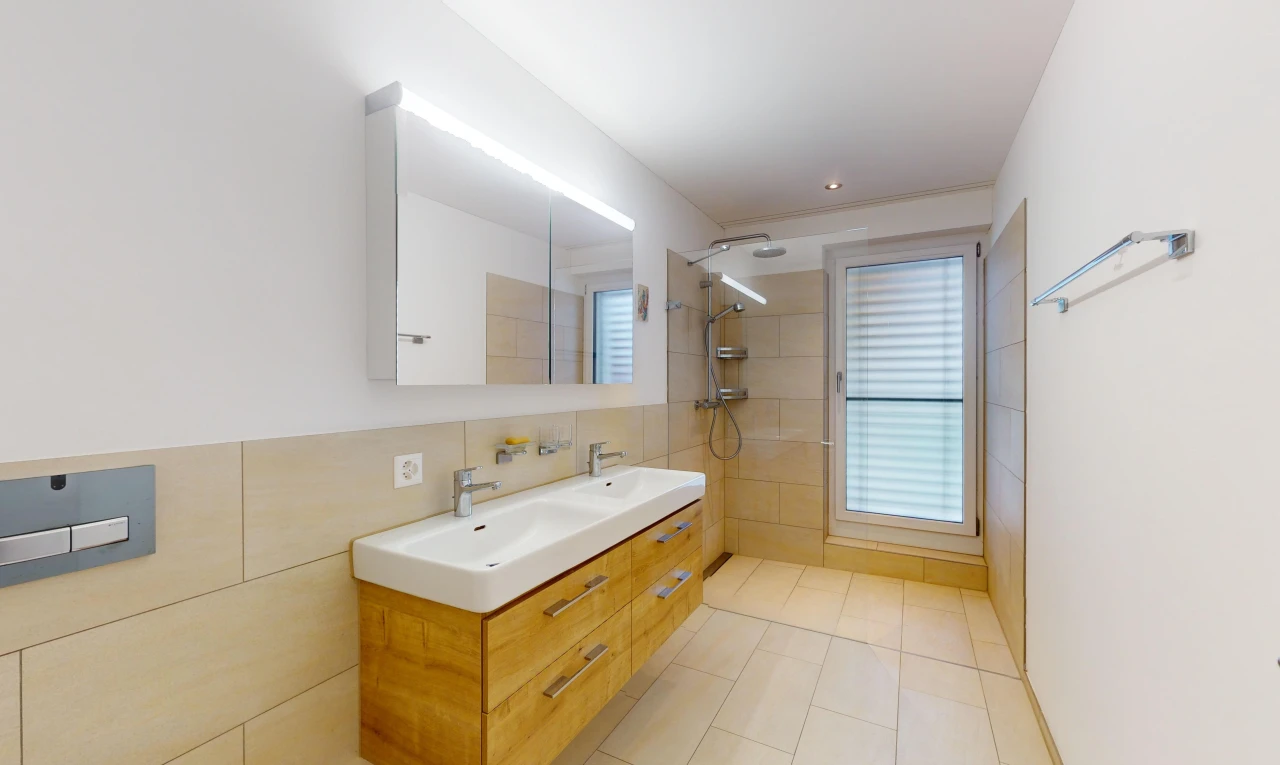 bad mit doppelwaschtisch, komplettes badezimmer, dusche, inside property, und fliesenwand