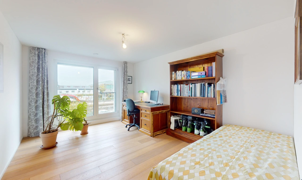zimmer / schlafzimmer mit holzfußboden, wood finish floor, inside property, natürliches licht, und natural light