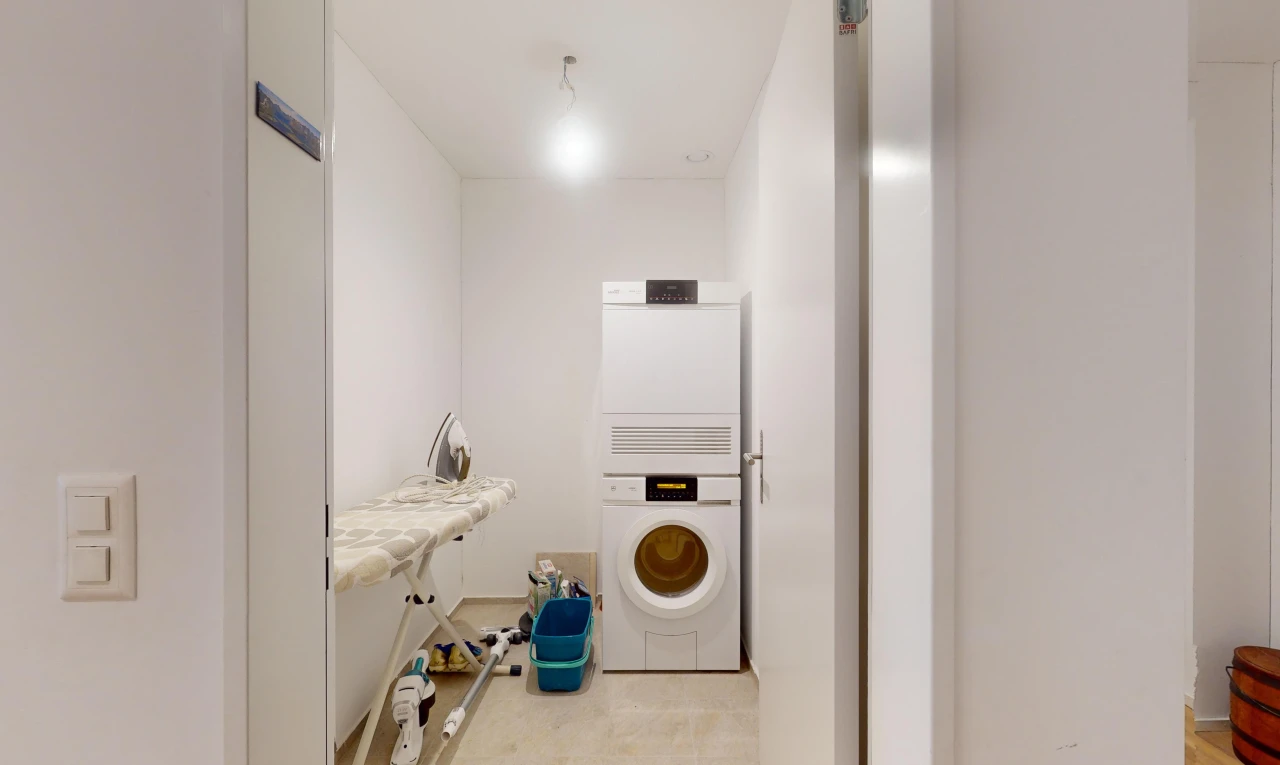 wäschekammer mit inside property, light floor, gipskartonwand, drywall, und waschturm