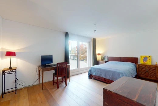zimmer / schlafzimmer mit natürliches licht, natural light, gipskartonwand, drywall, und holzfußboden