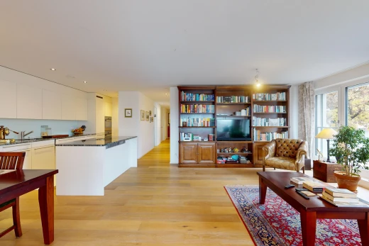 wohnzimmer mit inside property, wood finish floor, holzfußboden, light floor, und fernseher