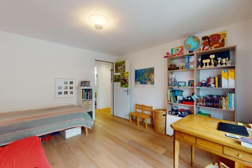 zimmer / schlafzimmer mit wood finish floor, holzfußboden, inside property, drywall, und gipskartonwand