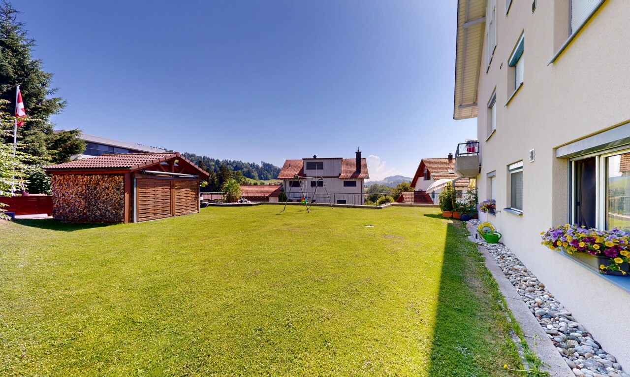 garden featuring a lawn