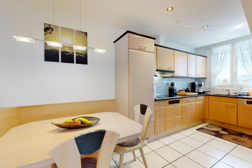 küche mit light floor, arbeitsplatten, dark countertops, einbauleuchten, und fliesenboden