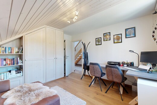 büro mit treppen, fernseher, drywall, gipskartonwand, und wood finish floor
