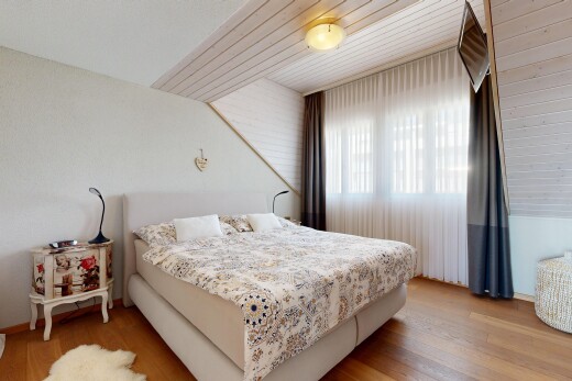 zimmer / schlafzimmer mit holzfußboden, wood finish floor, fernseher, holzdecke, und wood ceiling
