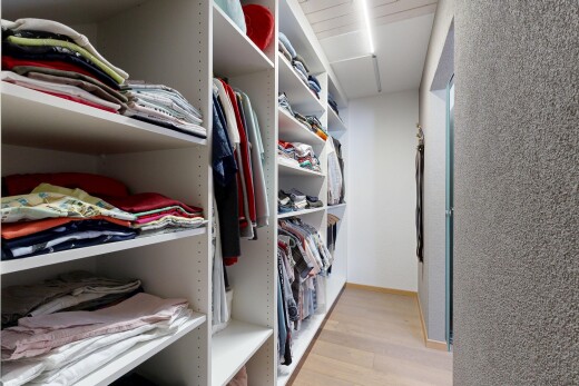 begehbarer kleiderschrank mit begehbarer kleiderschrank, light floor, wood finish floor, und holzfußboden