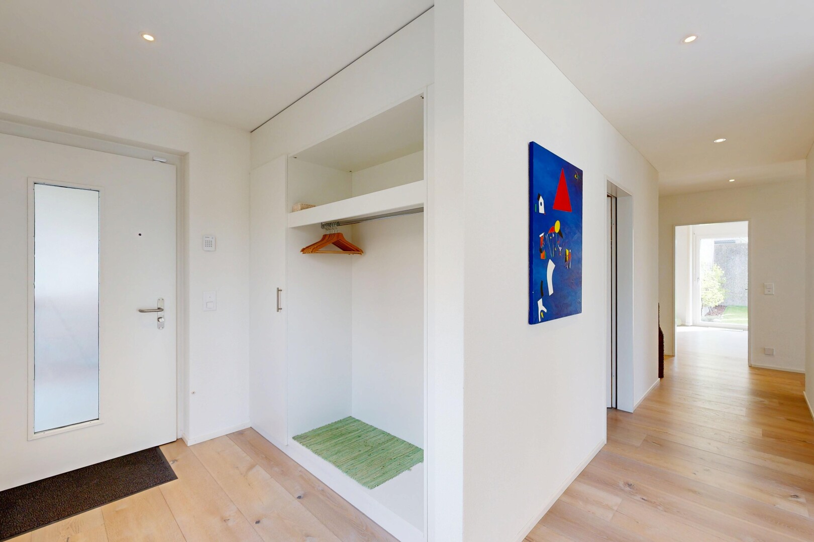 couloir avec éclairage encastré, recessed lighting, sol en finition bois, wood finish floor, et cloison sèche