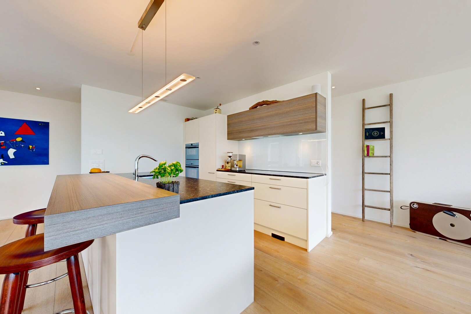 cuisine avec armoires à panneau plat, flat panel cabinets, two heights countertops, bar de cuisine, et kitchen bar