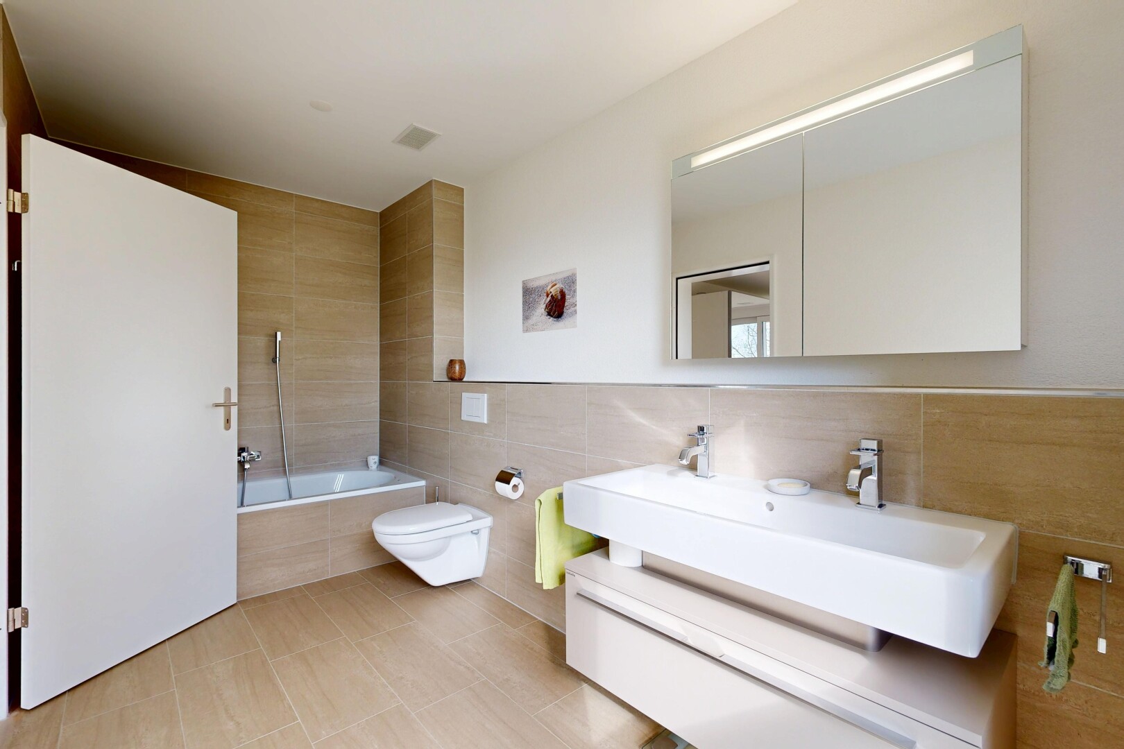 salle de bains avec tile wall, mur en carrelage, salle de bain complète, inside property, et miroir