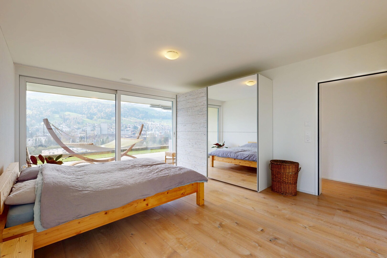 chambre avec inside property, wood finish floor, sol en finition bois, natural light, et lumière naturelle