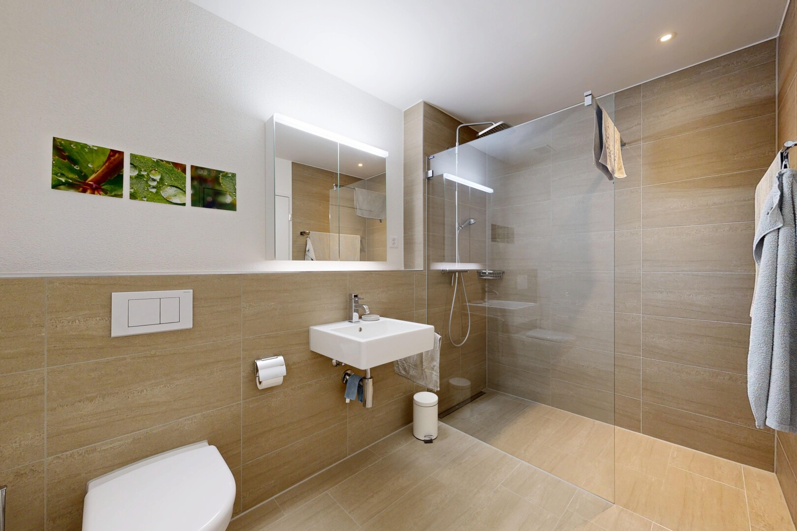 salle de bains avec miroir, salle de bain complète, douche, tile wall, et mur en carrelage