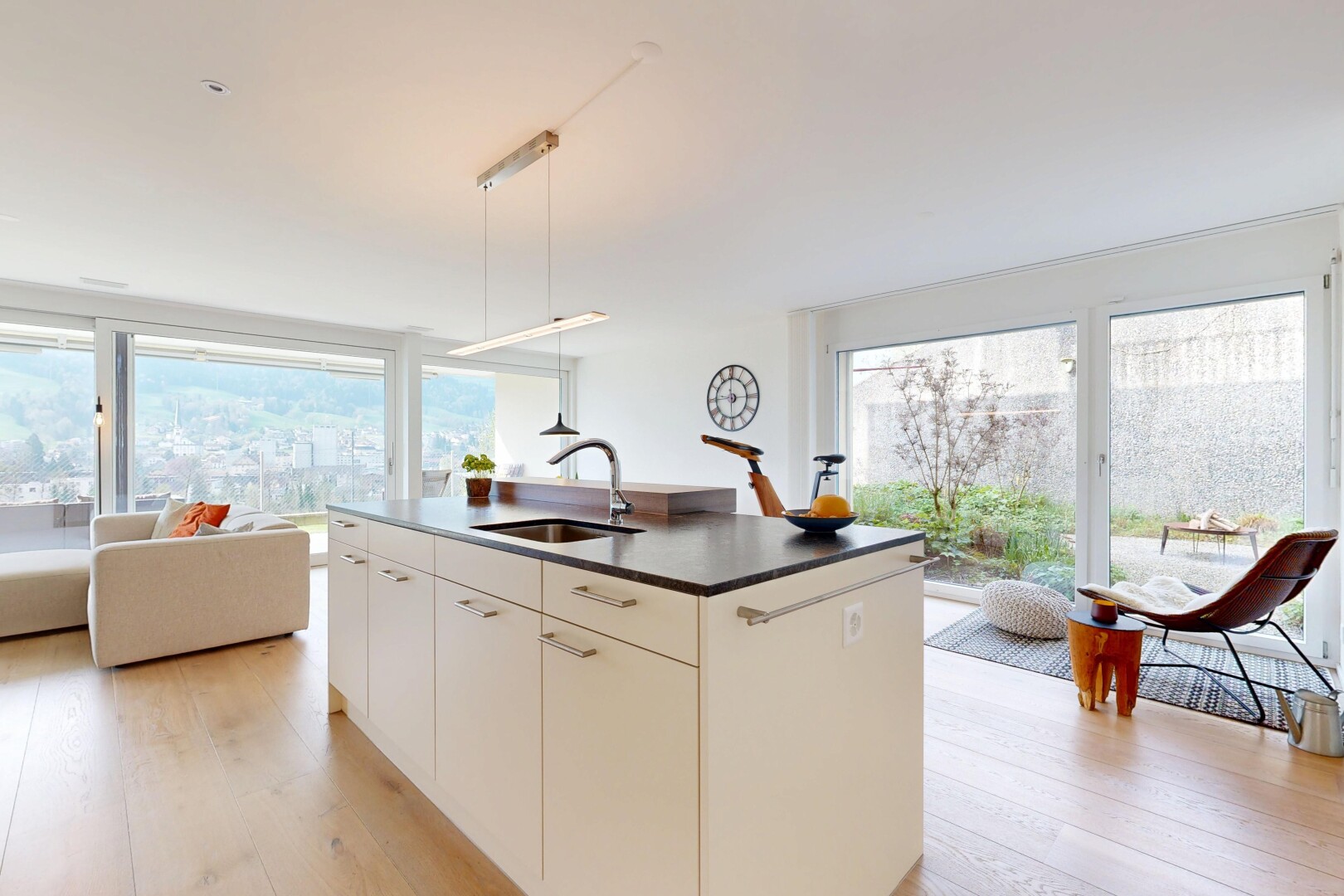 cuisine avec kitchen island, îlot de cuisine, kitchen island sink, natural light, et lumière naturelle