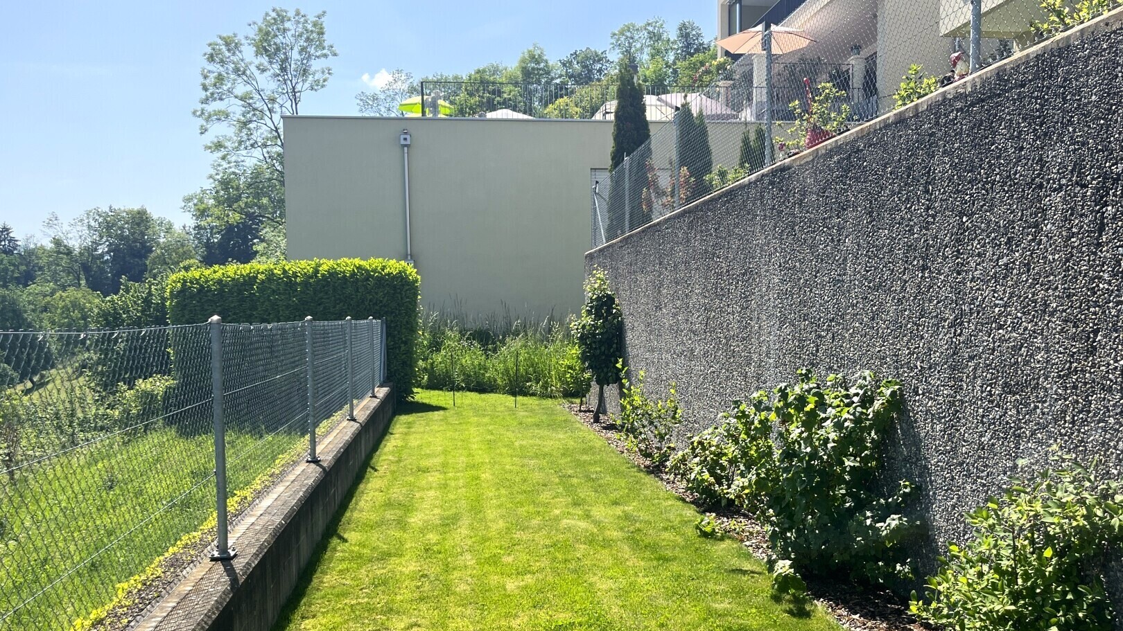 jardin avec clôture, day time, et pelouse