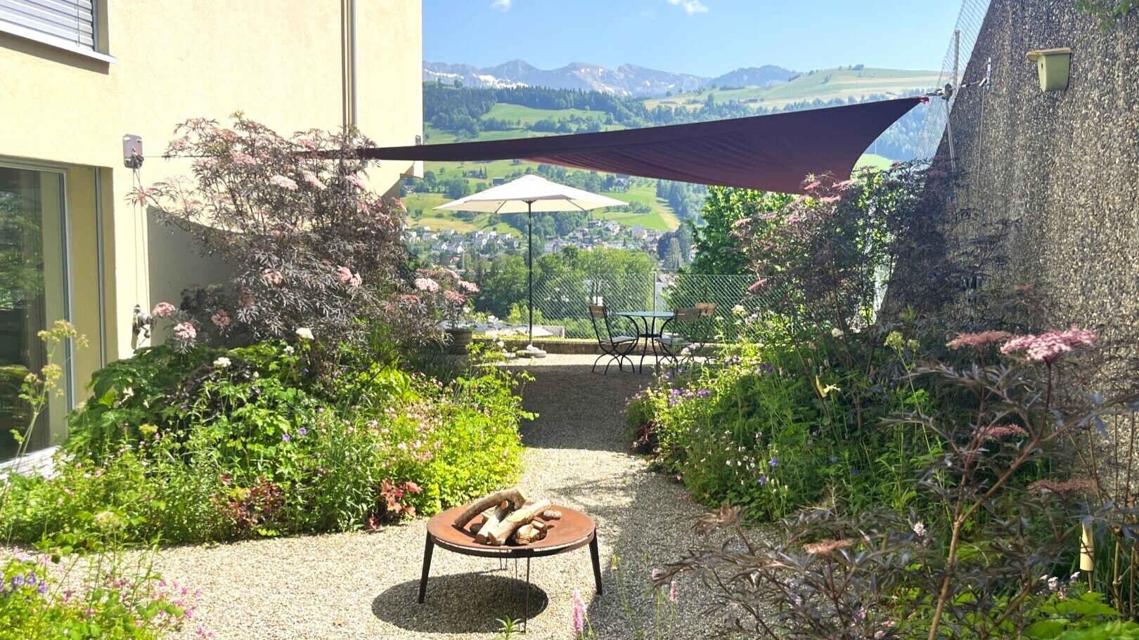 jardin avec day time, vue sur la montagne, et mountain view