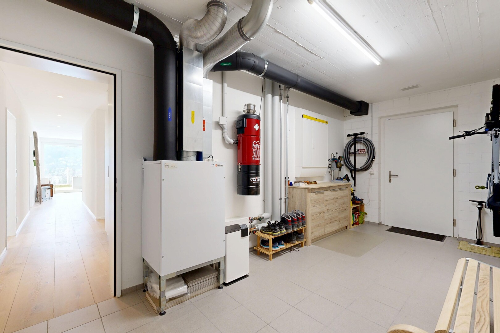 gym avec light floor, inside property, cloison sèche, et drywall