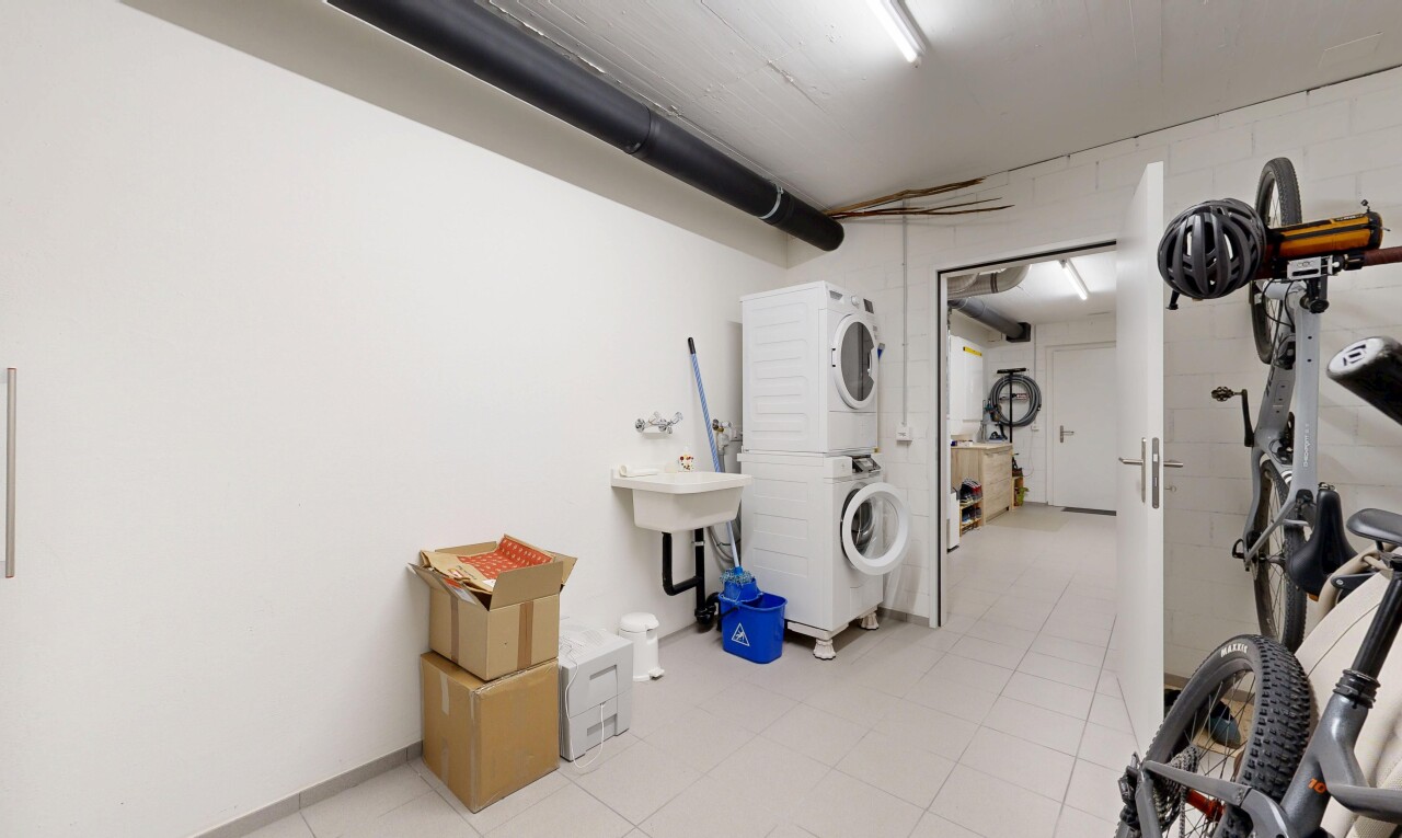 buanderie avec lave-linge et sèche-linge superposés, drywall, cloison sèche, light floor, et inside property