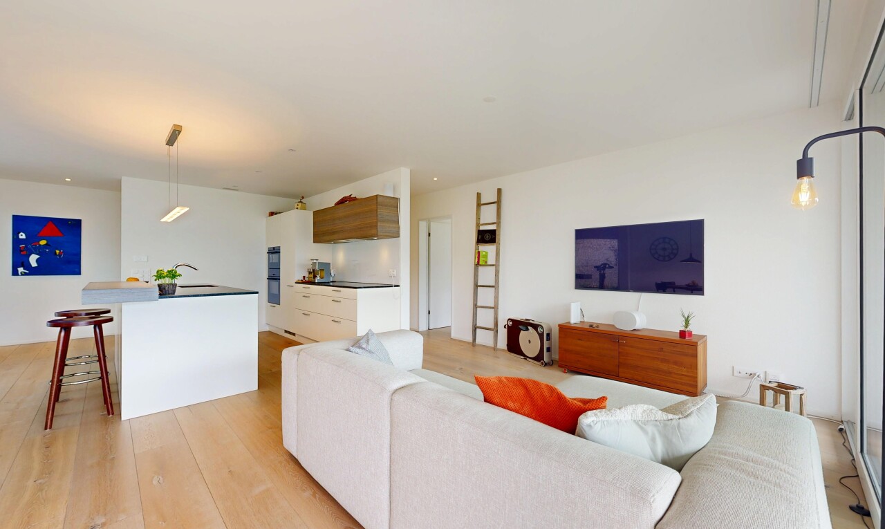 salon avec wood finish floor, sol en finition bois, inside property, full kitchen, et drywall