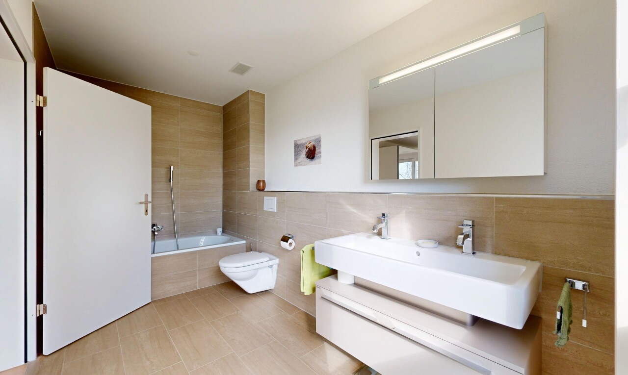 salle de bains avec tile wall, mur en carrelage, salle de bain complète, inside property, et miroir