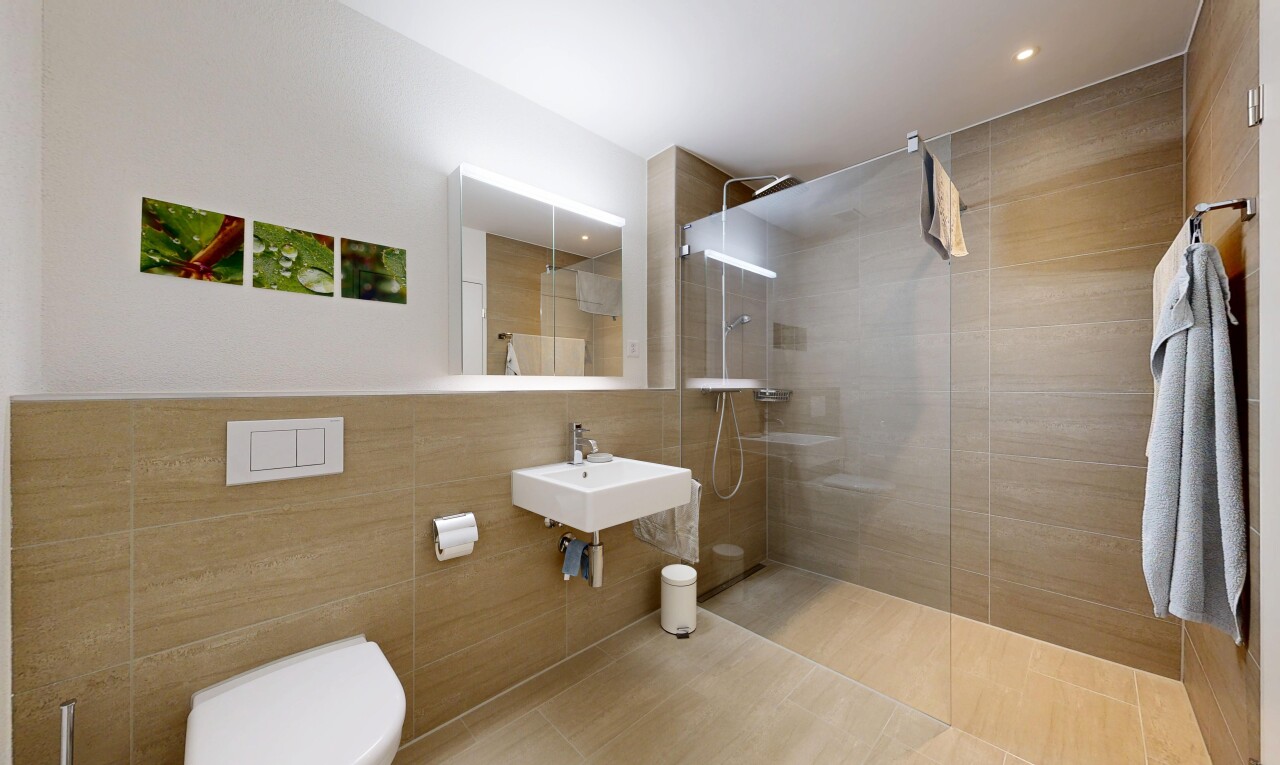 salle de bains avec miroir, salle de bain complète, douche, tile wall, et mur en carrelage