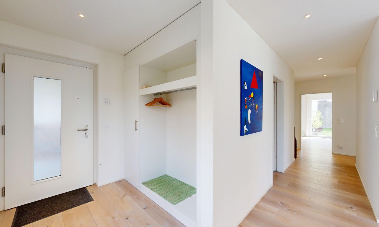 couloir avec éclairage encastré, recessed lighting, sol en finition bois, wood finish floor, et cloison sèche