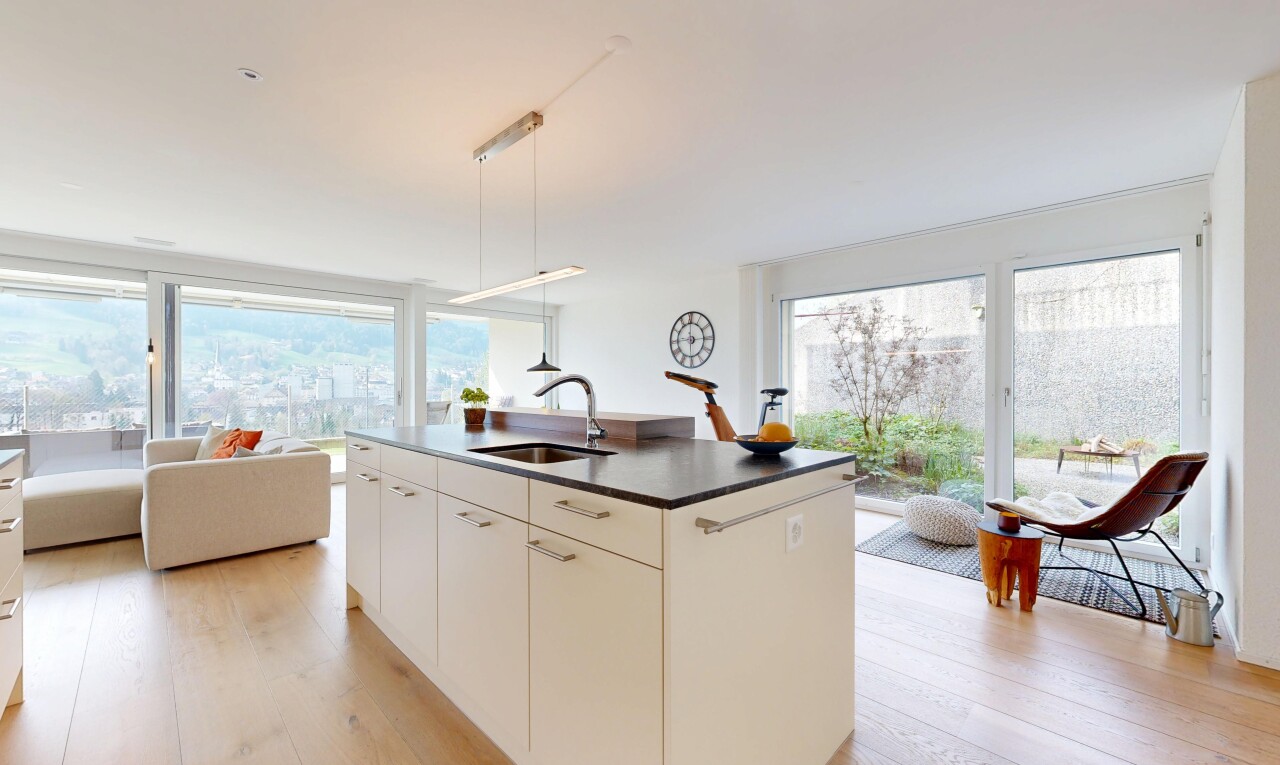 cuisine avec kitchen island, îlot de cuisine, kitchen island sink, natural light, et lumière naturelle