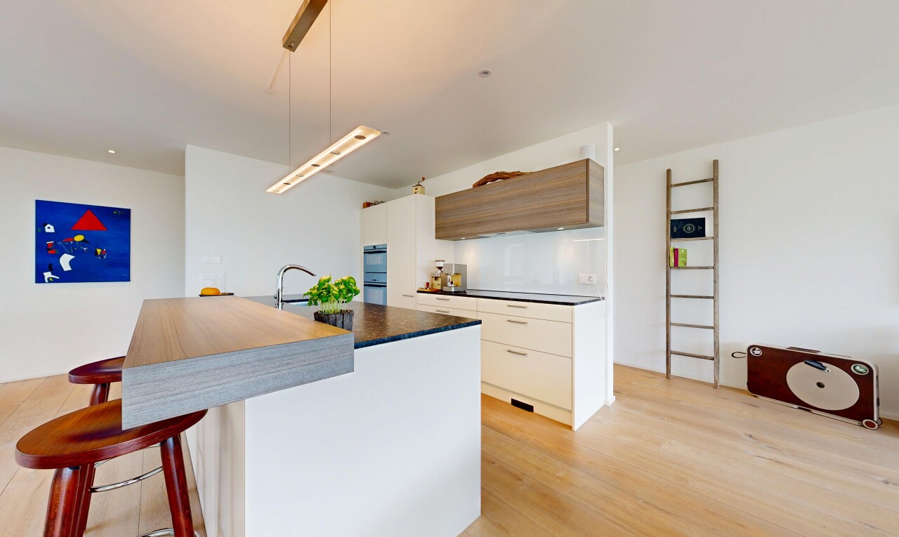 cuisine avec armoires à panneau plat, flat panel cabinets, two heights countertops, bar de cuisine, et kitchen bar