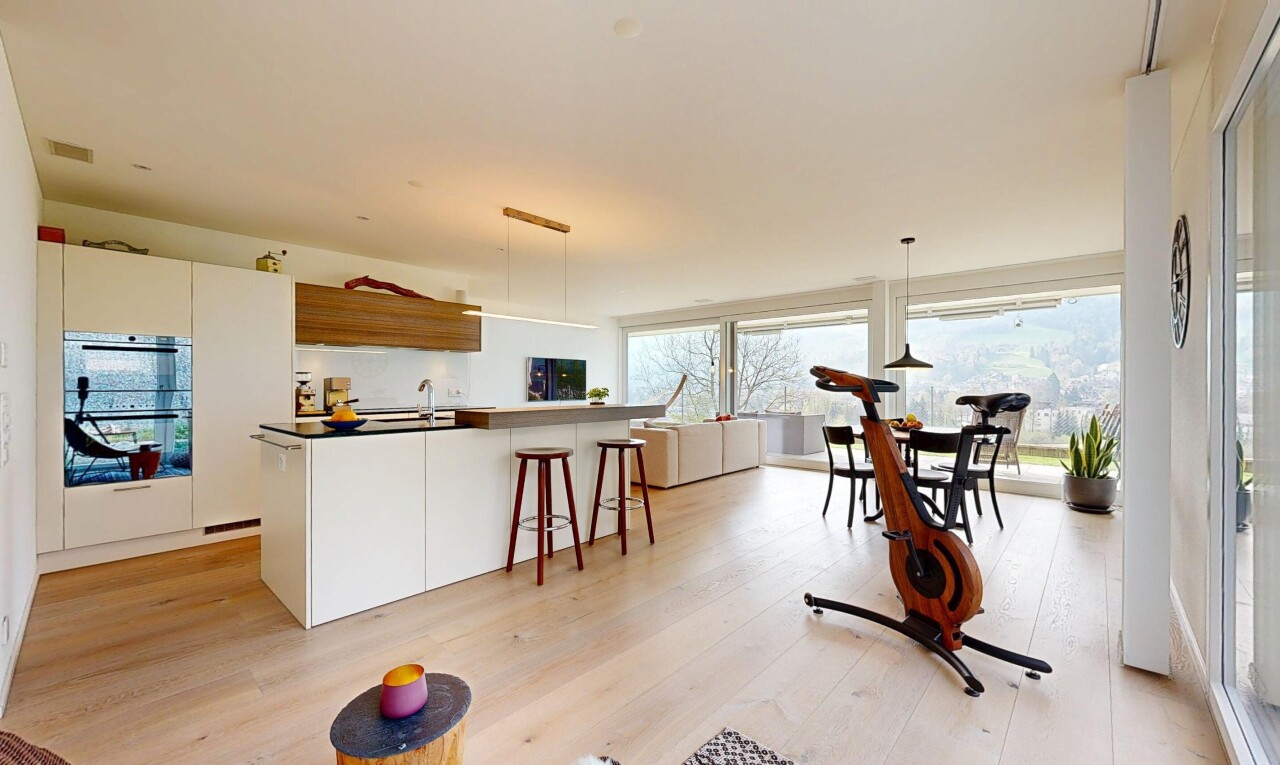 cuisine avec armoires à panneau plat, flat panel cabinets, light floor, lumière naturelle, et natural light