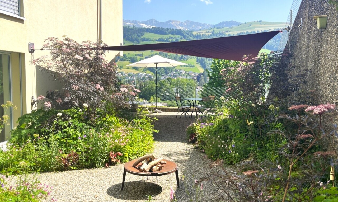 jardin avec day time, vue sur la montagne, et mountain view